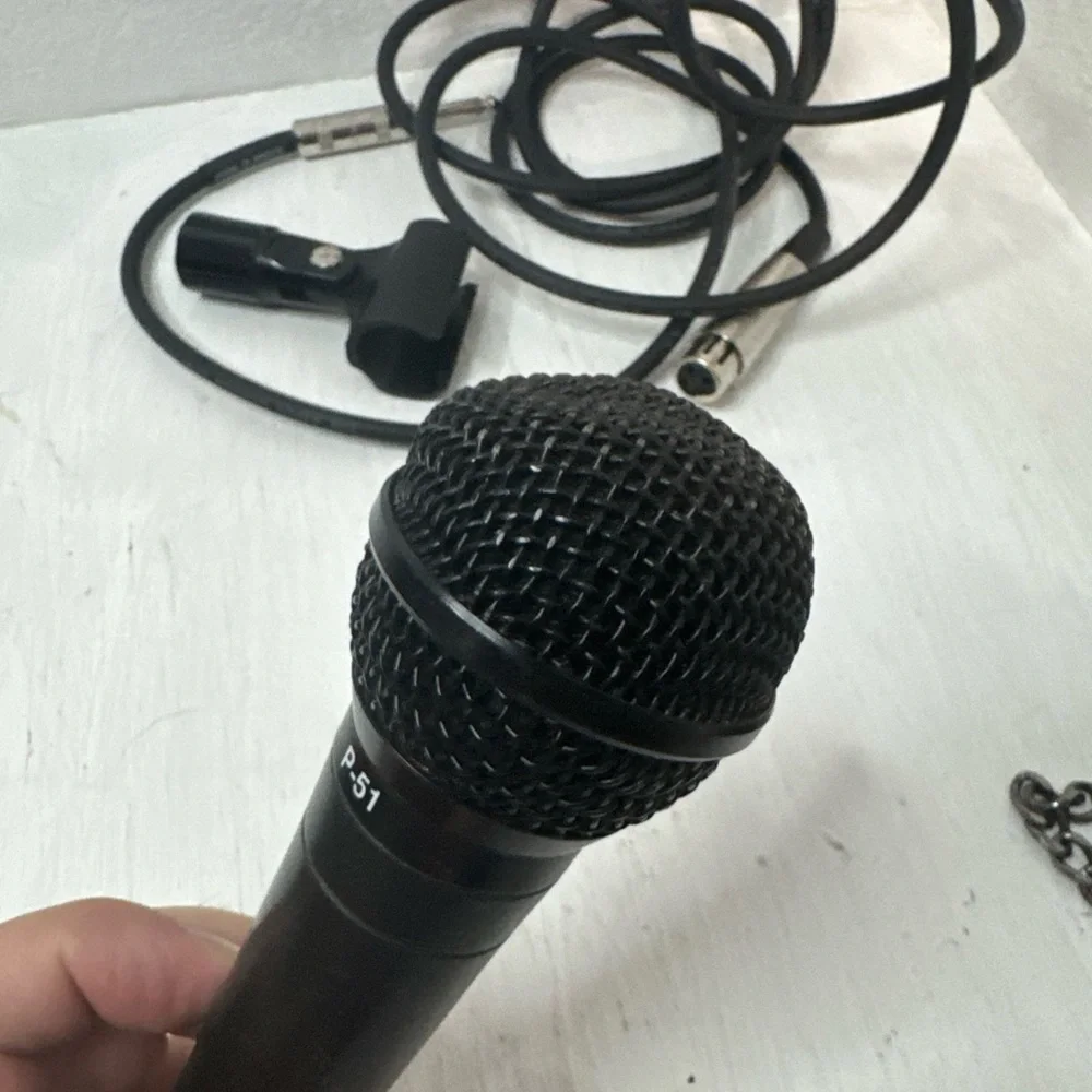 Fender P-51 Dynamic XLR Wired Microphone w. ON/OFF switch Comes with Cord